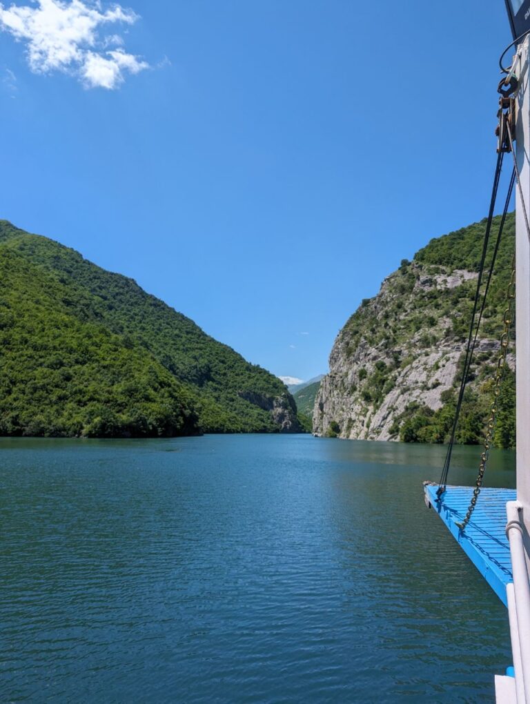 Flusskreuzfahrt Komani Lake Ferry