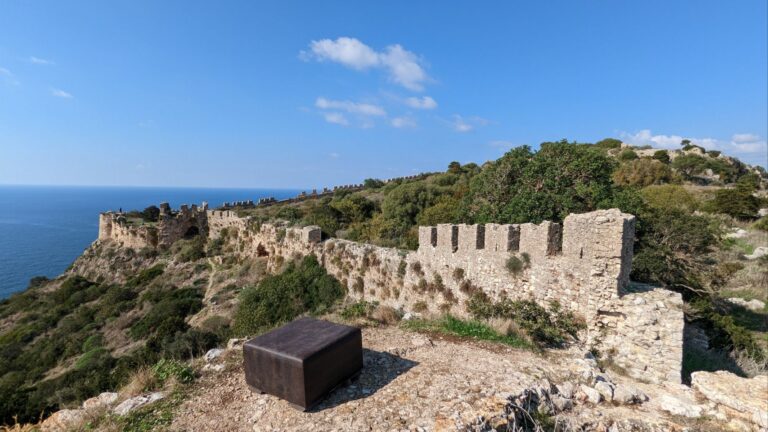 Burg Palaiókastro und Nestor Cave