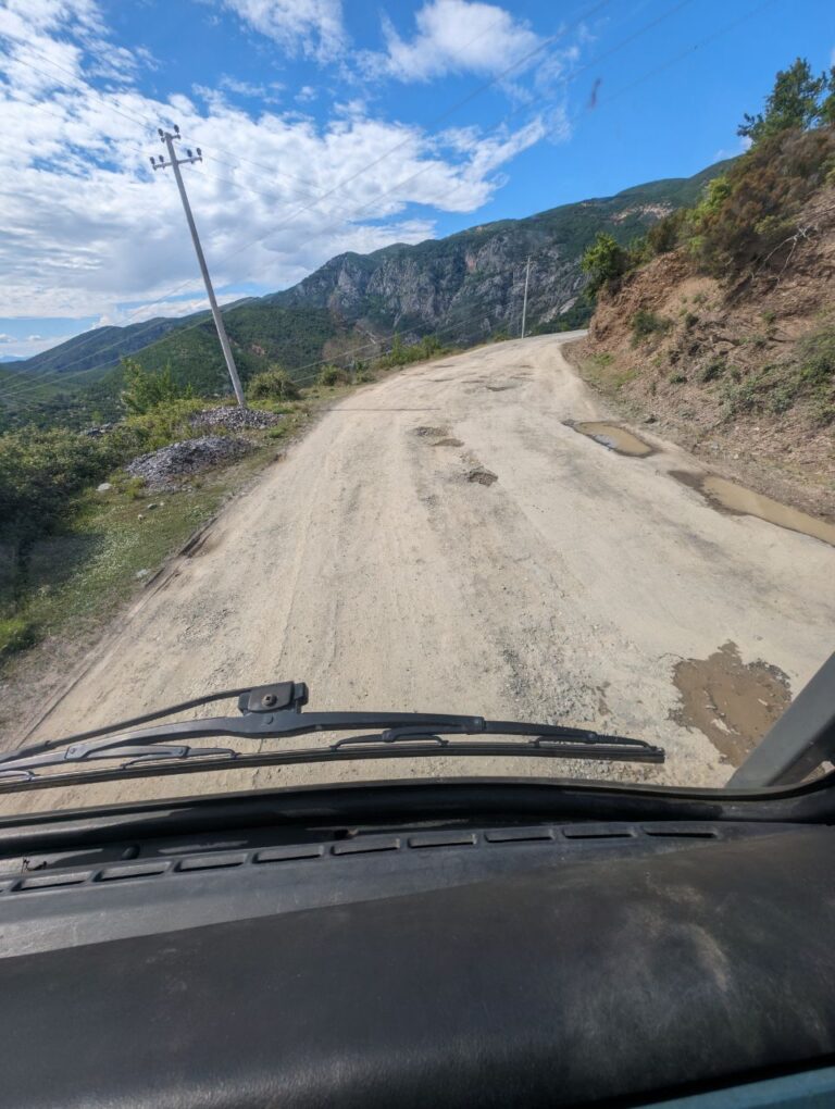 Unterwegs zum Komani Lake Ferry